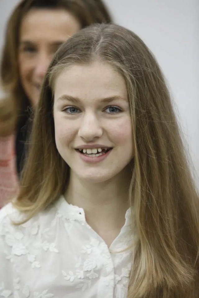 西班牙16岁公主独自工作纯素颜脸蛋圆润无惧豁牙绽放甜美笑容