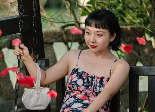 辣目洋子120斤依旧自信穿吊带裙胖得匀称看完不想减肥了