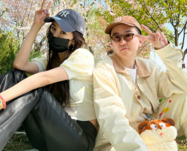 杨幂张大大吃饭被偶遇！路边闲聊手舞足蹈，全副武装遮挡太严实休闲区蓝鸢梦想 - Www.slyday.coM