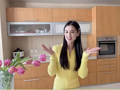 39岁黄圣依豪宅内做饭!化浓妆切菜姿势熟练,家中装修奢华显贵气