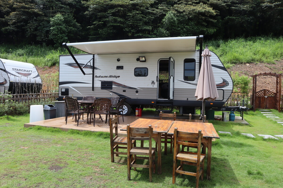 北京夫妻花30万买个房车却要花100多万到农村租个院子停放