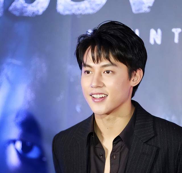 终于结束九年长跑泰男神mark国外求婚网友好能谈