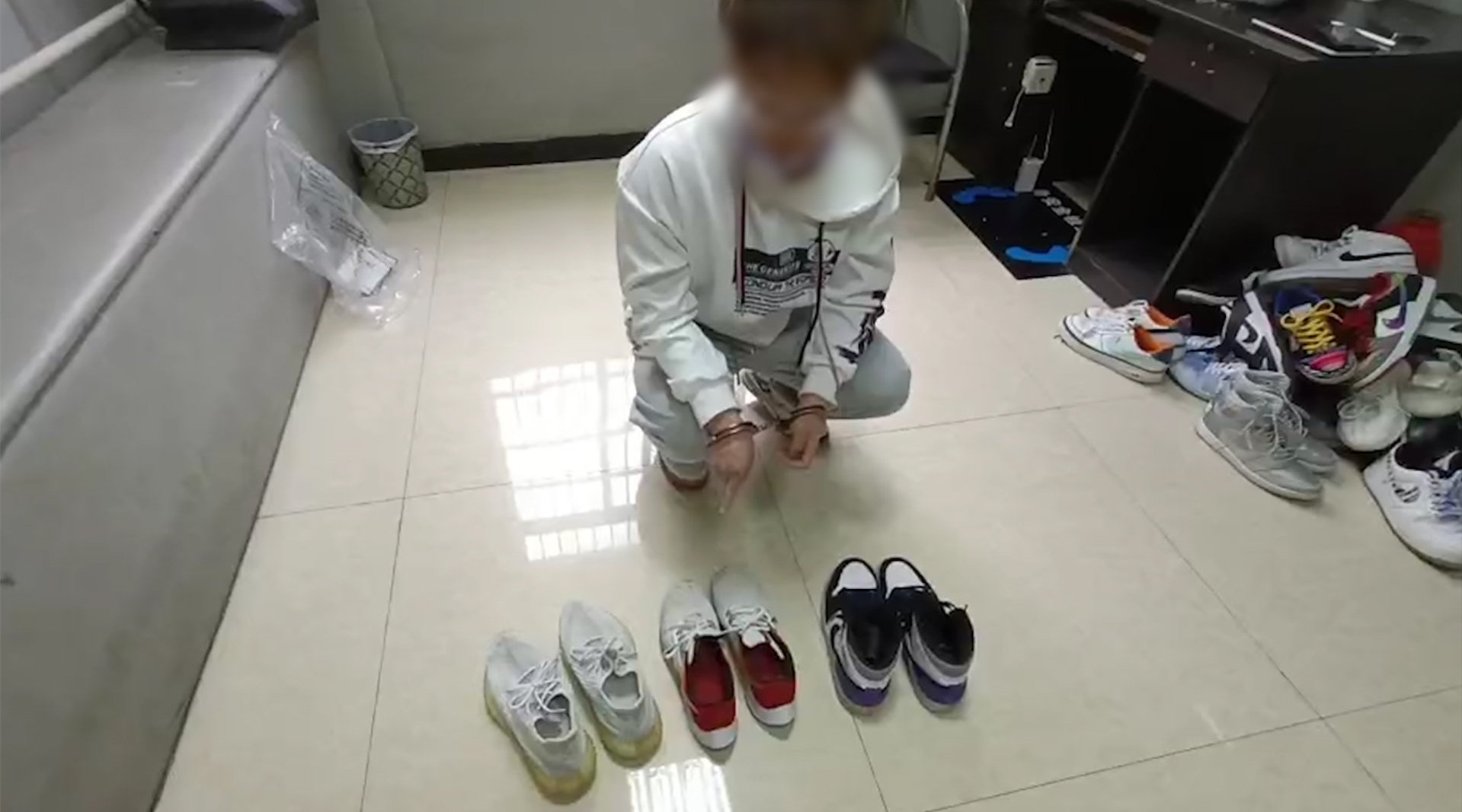 奇葩!小伙痴迷耐克椰子去健身房偷鞋,被抓时一屋子全是鞋