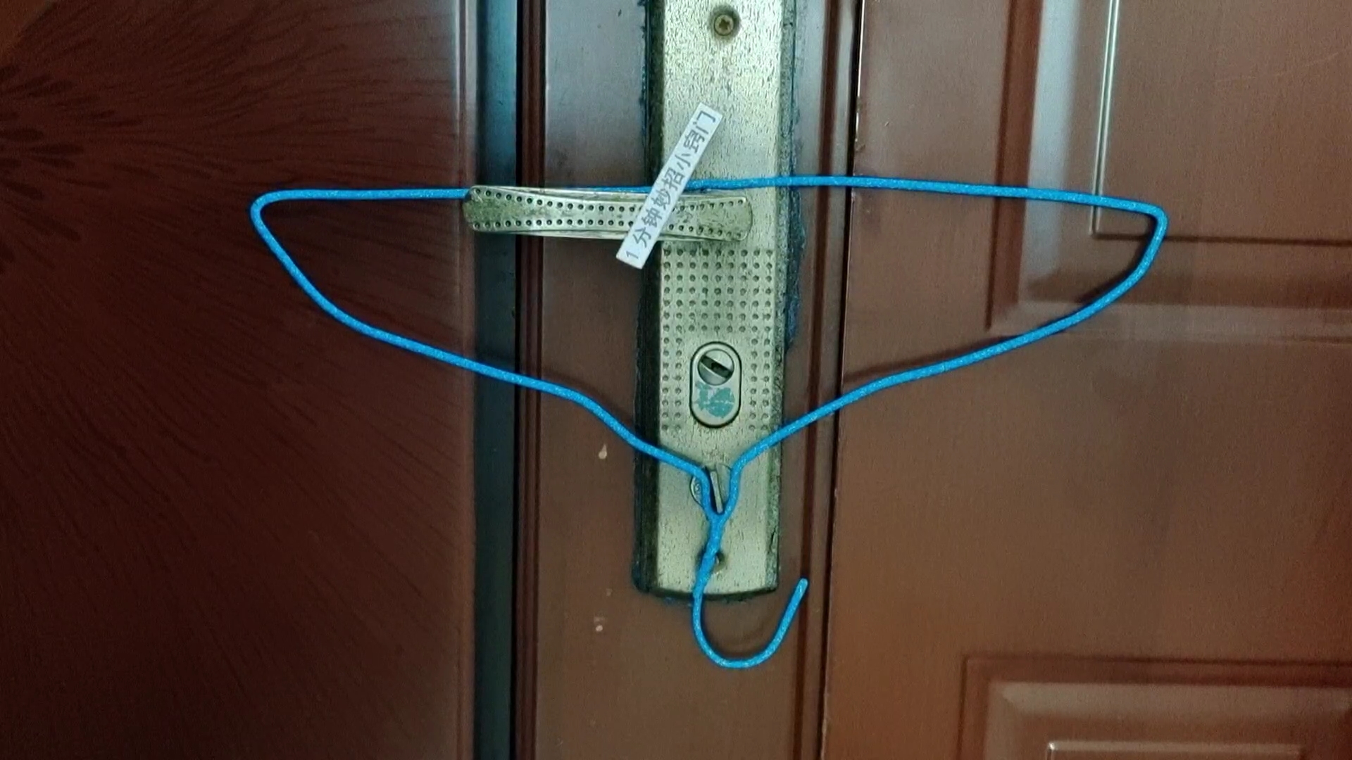 睡觉时,记得在门把手上放一个衣架,作用真的厉害,快回家试试