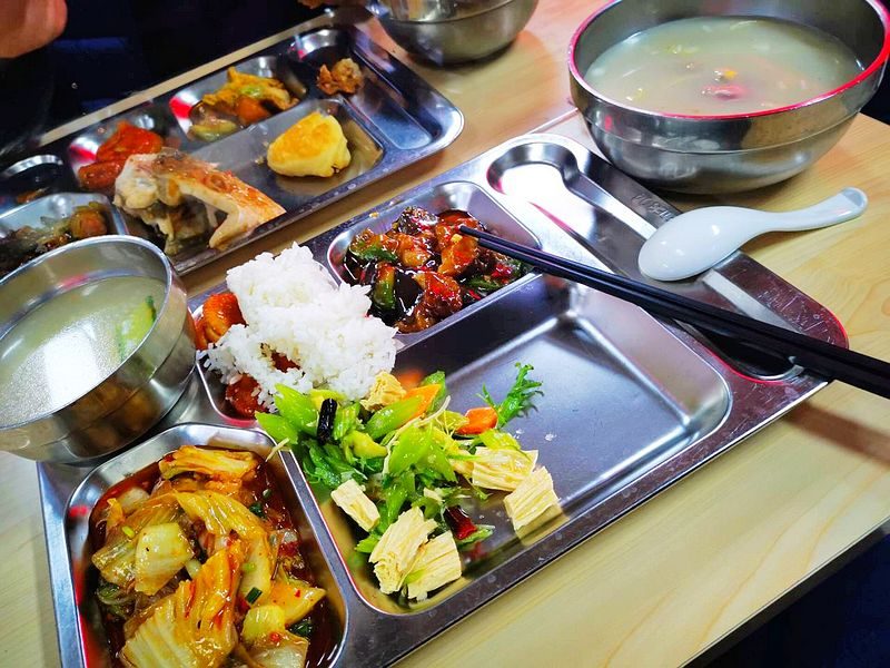 一周食堂午餐又来了,花样品种多,不限量任意吃,员工满满幸福感