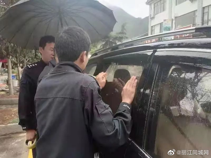 幼童被锁车内,民警紧急救助休闲区蓝鸢梦想 - Www.slyday.coM 幼童被锁车内,民警紧急救助休闲区蓝鸢梦想 - Www.slyday.coM