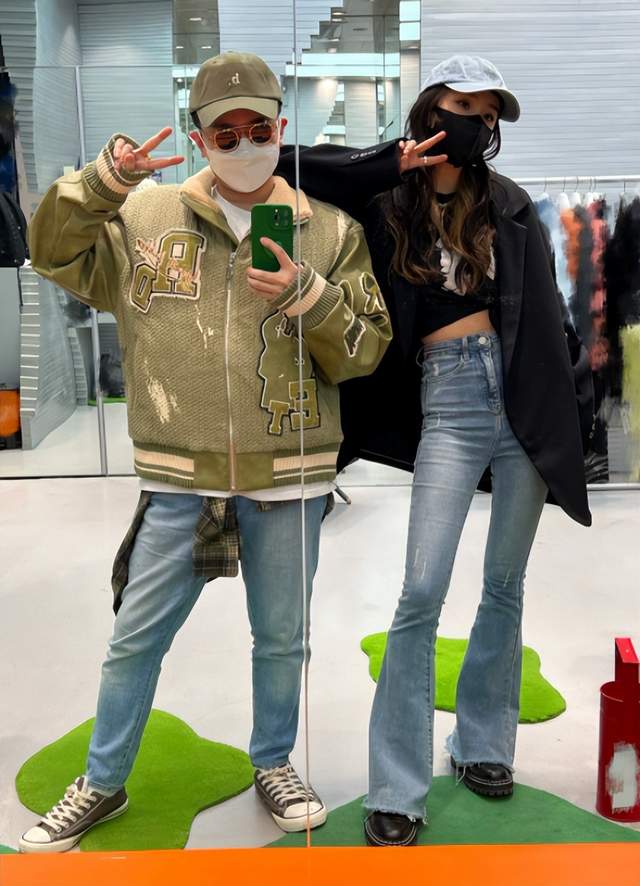 杨幂张大大吃饭被偶遇！路边闲聊手舞足蹈，全副武装遮挡太严实休闲区蓝鸢梦想 - Www.slyday.coM