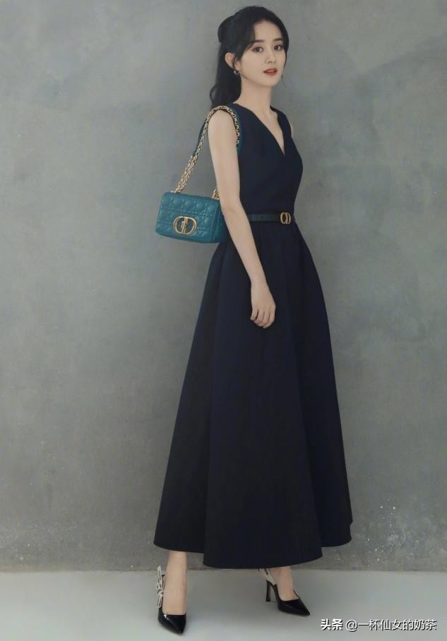 赵丽颖离婚后又美出新高度穿绿色吊带裙回眸浅笑宛如绿野精灵