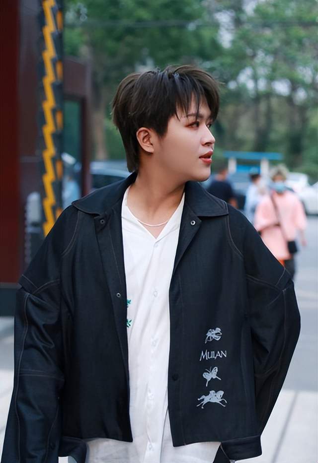 选秀艺人刘丞以庭审画面曝光含泪恳求轻判望早日出狱挣钱还债