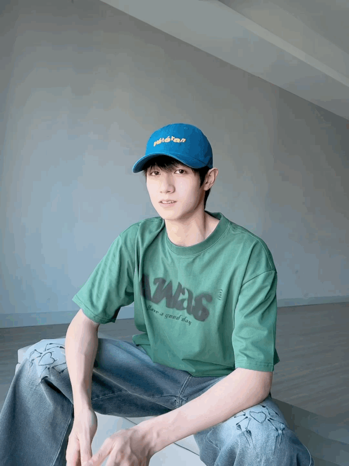 朱志鑫秀肌肉的可爱男孩