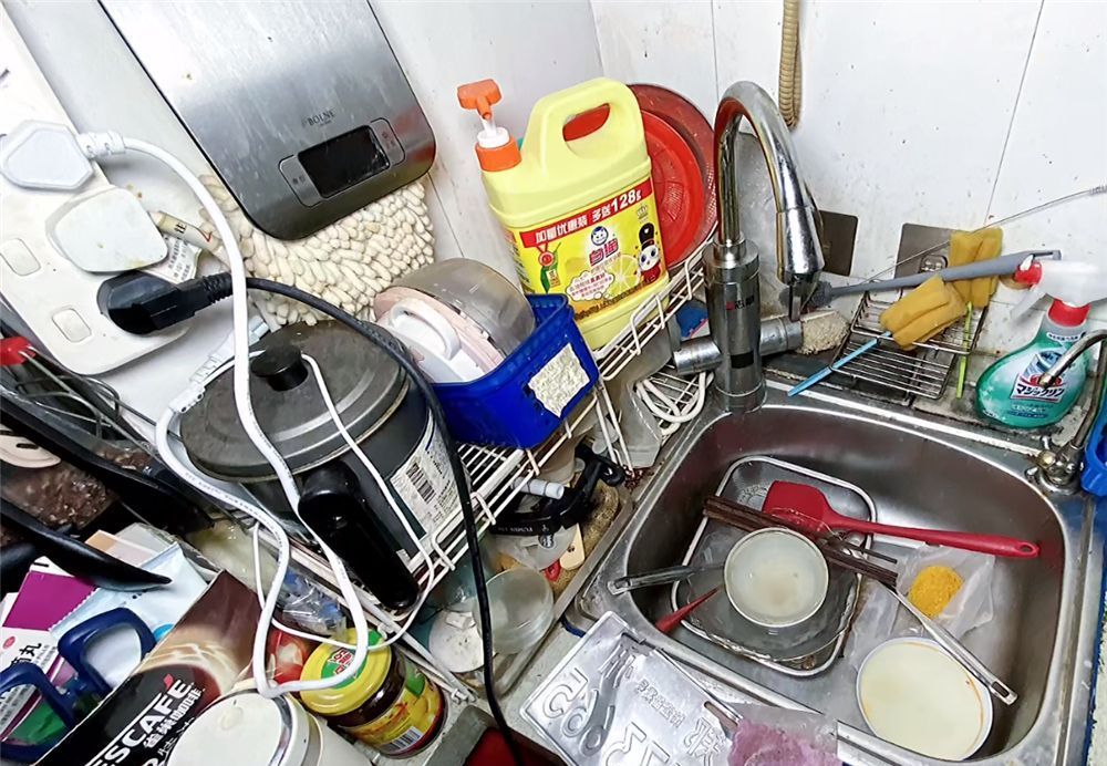 厨房水槽清洁前厨房的水槽,清洁前也是乱糟糟一片,虽然有收纳架,但