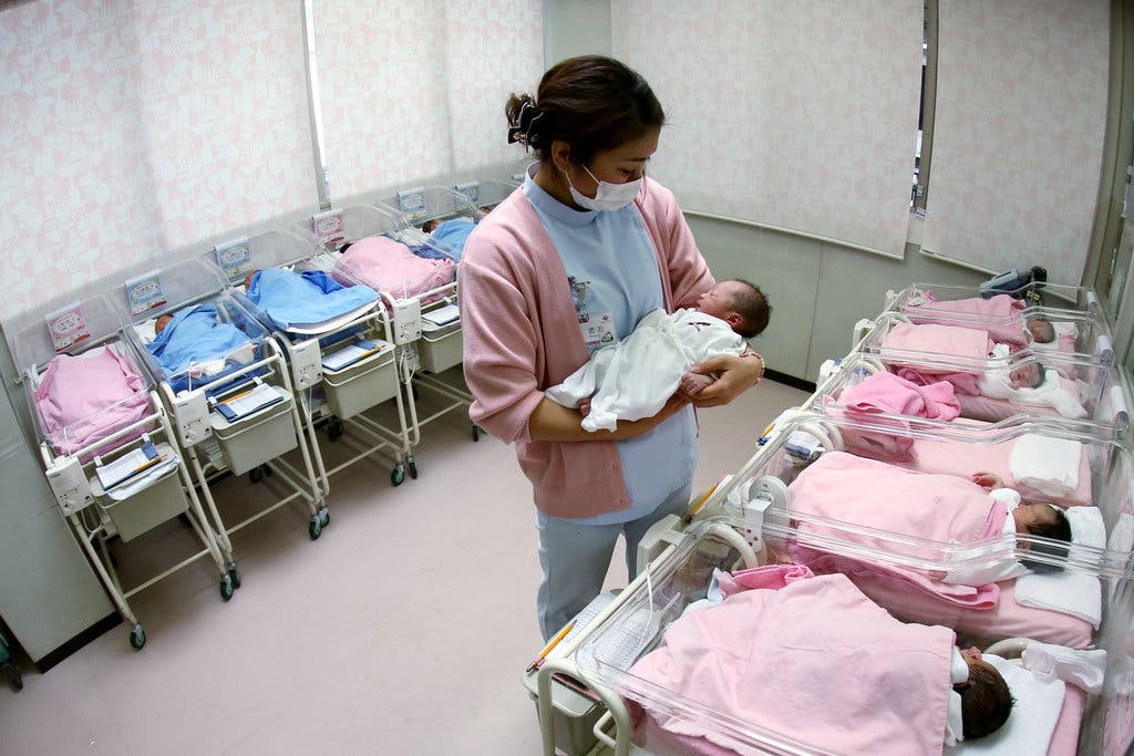 日本医院的新生儿  图源：Getty Images