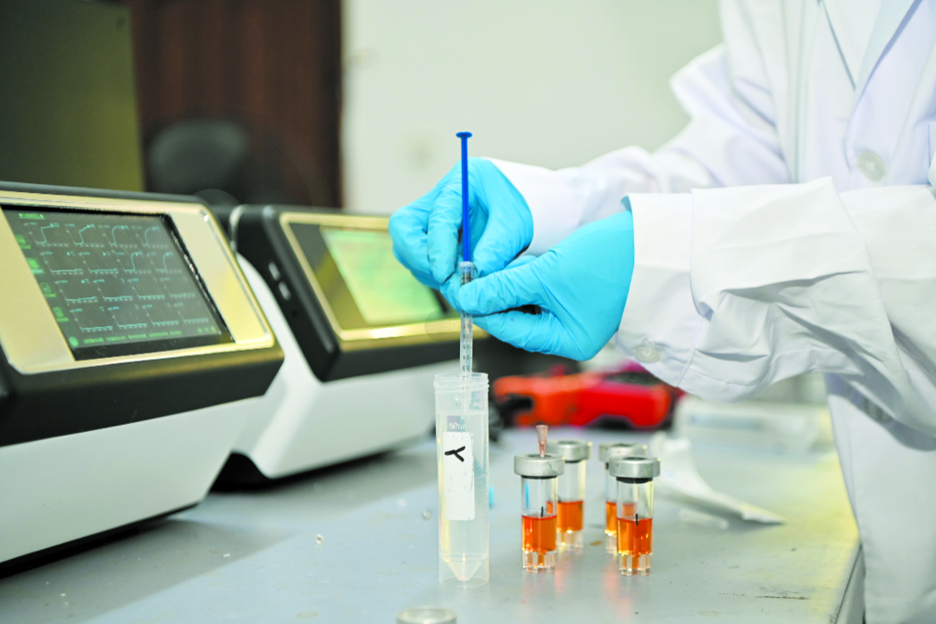 实验室工作人员抽取水样进行微生物监测.记者 石中华 摄