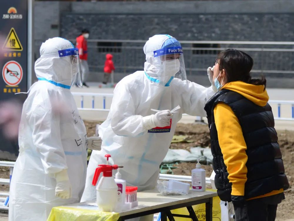 4月20日，在长春市一处核酸检测点，居民接受核酸检测采样。