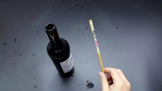 方法2:我们可以直接用筷子大的一头把红酒的木塞捅到红酒瓶里,这样也