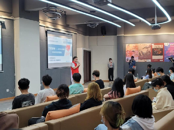 失恋了怎么办？恋爱到底该怎么谈？重庆一高校开设“恋爱公开课”休闲区蓝鸢梦想 - Www.slyday.coM