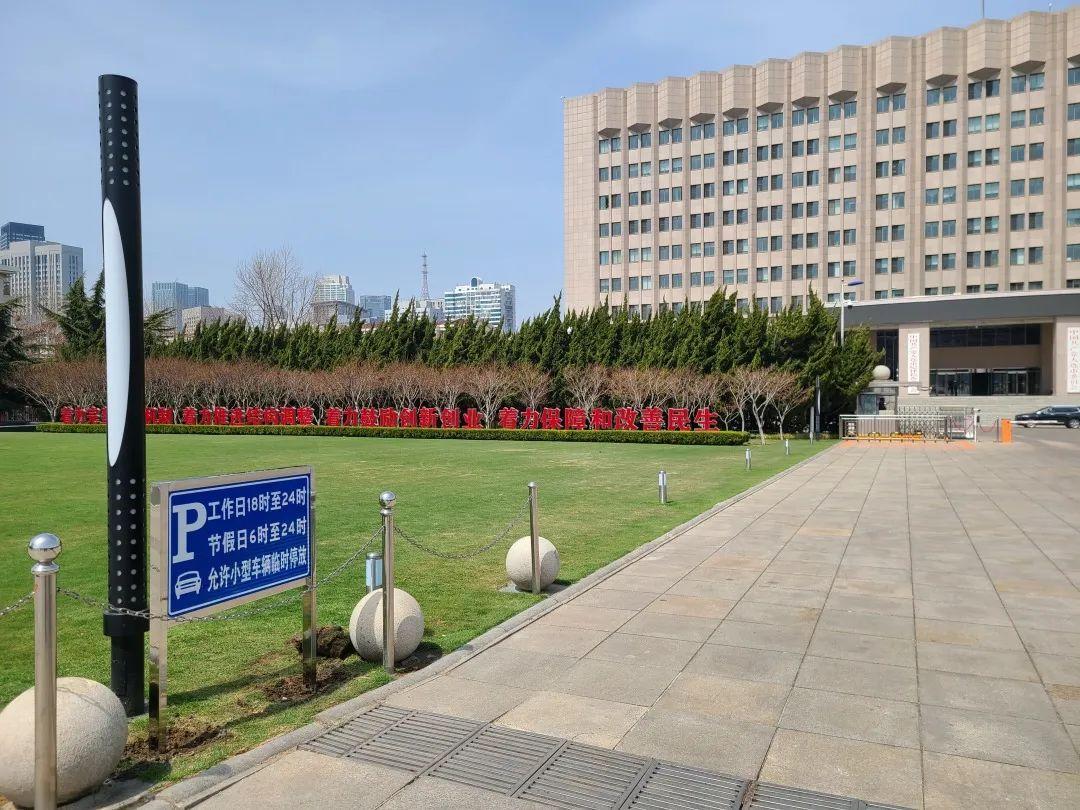 大连将市委大楼门前广场免费向市民开放停车