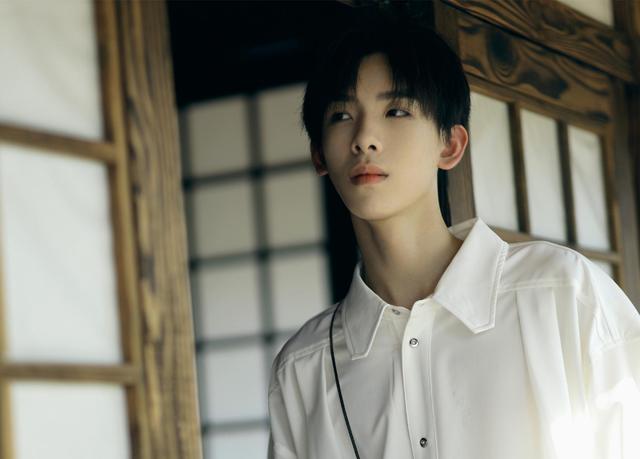 黄天崎之前演了部古偶剧《逢君正当时》,他在剧里的设定是"渝州城第一