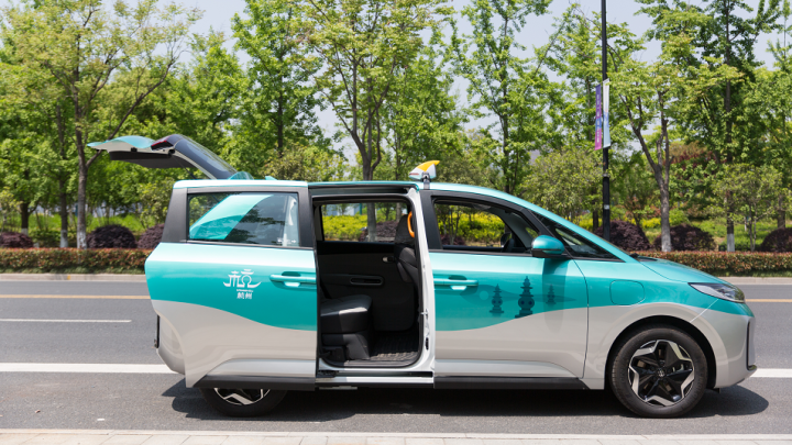 杭州首批300辆纯电动新出租车将要上路,礼帽款英伦风的新车型很抓眼球