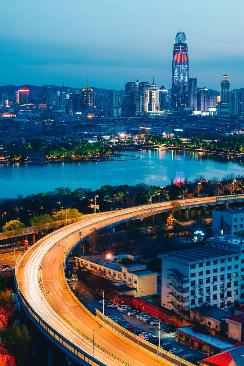 青年眼春日济南