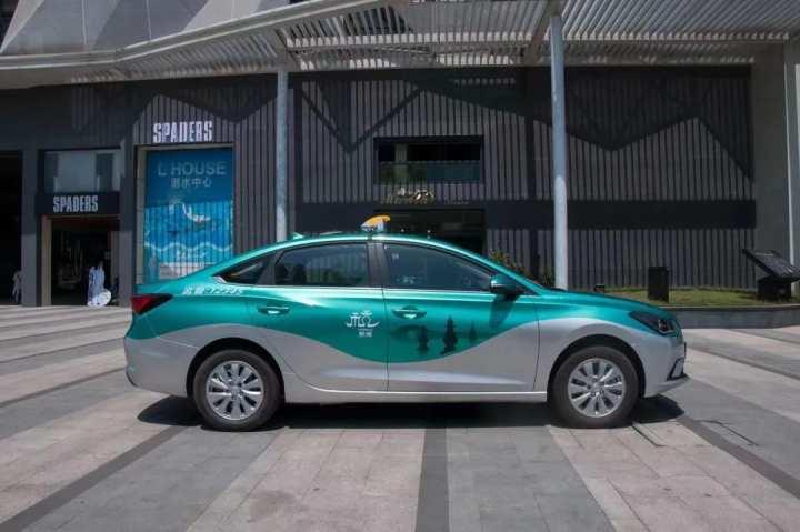 杭州首批300辆纯电动新出租车将要上路礼帽款英伦风的新车型很抓眼球