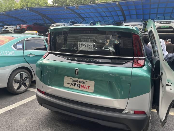 杭州首批300辆纯电动新出租车将要上路礼帽款英伦风的新车型很抓眼球