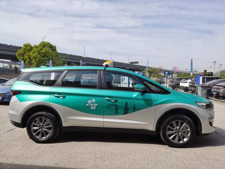 杭州首批300辆纯电动新出租车将要上路礼帽款英伦风的新车型很抓眼球