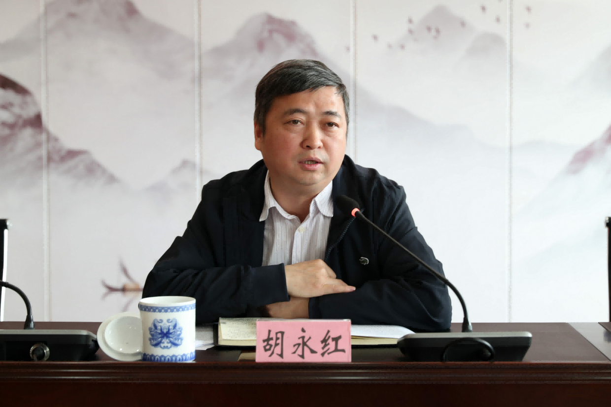 胡永红指出,疫情防控工作是当前和今后一段时期的重要政治任务,学校