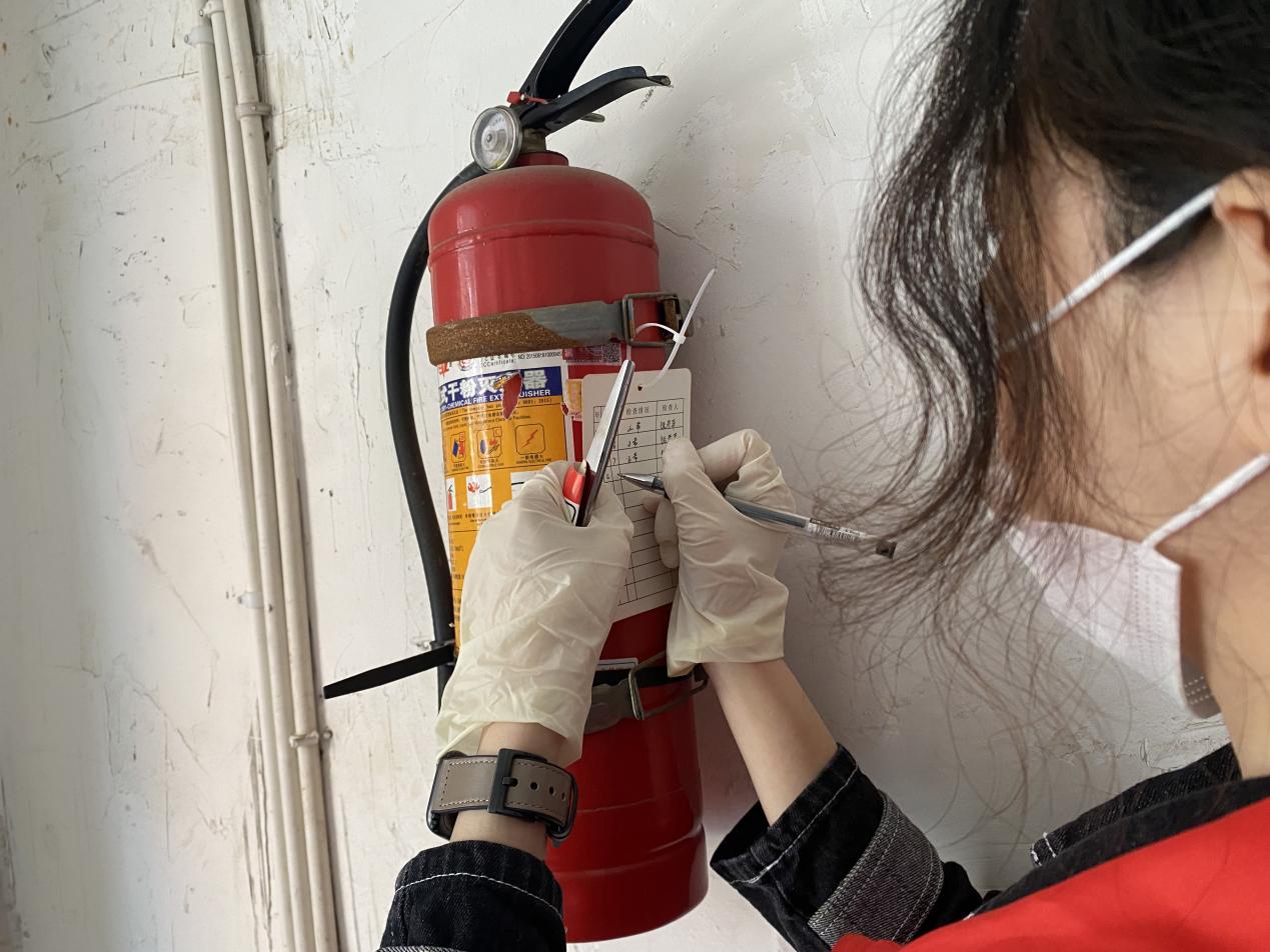消除安全隐患甘棠街道南湖社区开展灭火器专项检查