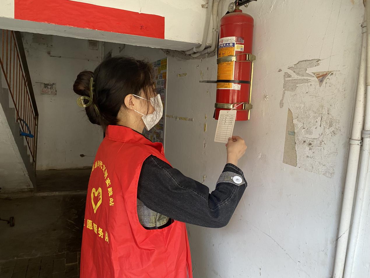 消除安全隐患甘棠街道南湖社区开展灭火器专项检查