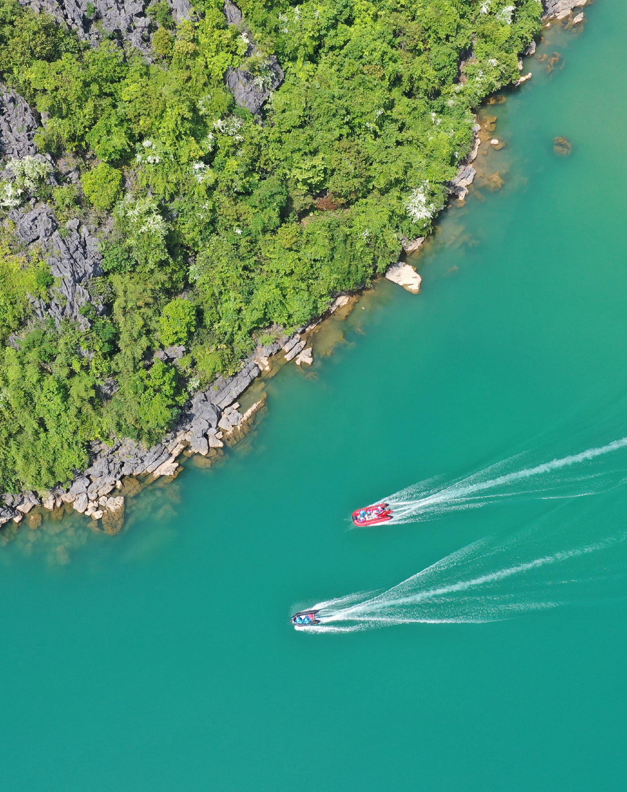 4月21日,在湖南省永州市道县寿雁镇乐海水库,护水志愿者乘坐快艇进行