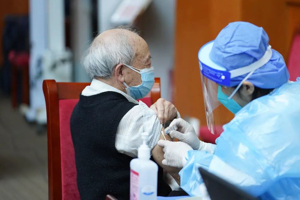 4月18日，北京，医护人员为老年人接种新冠疫苗。