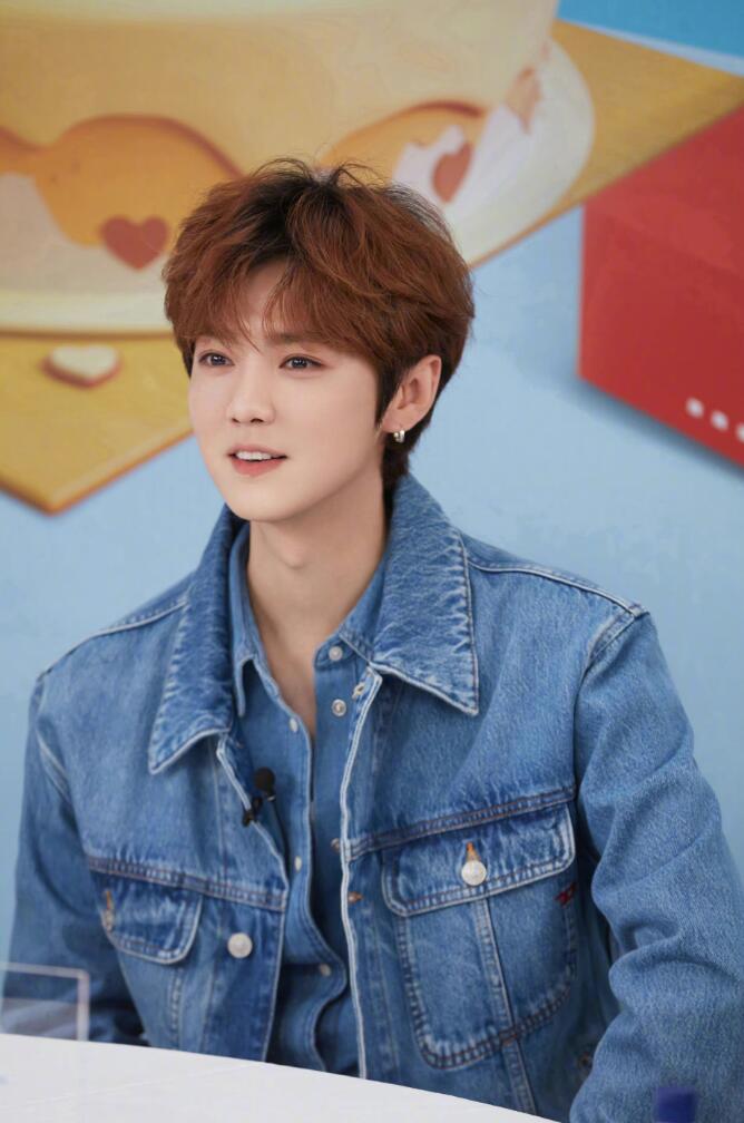 32岁鹿晗直播生图曝光浮肿显老青春不再被网友错认成王濛