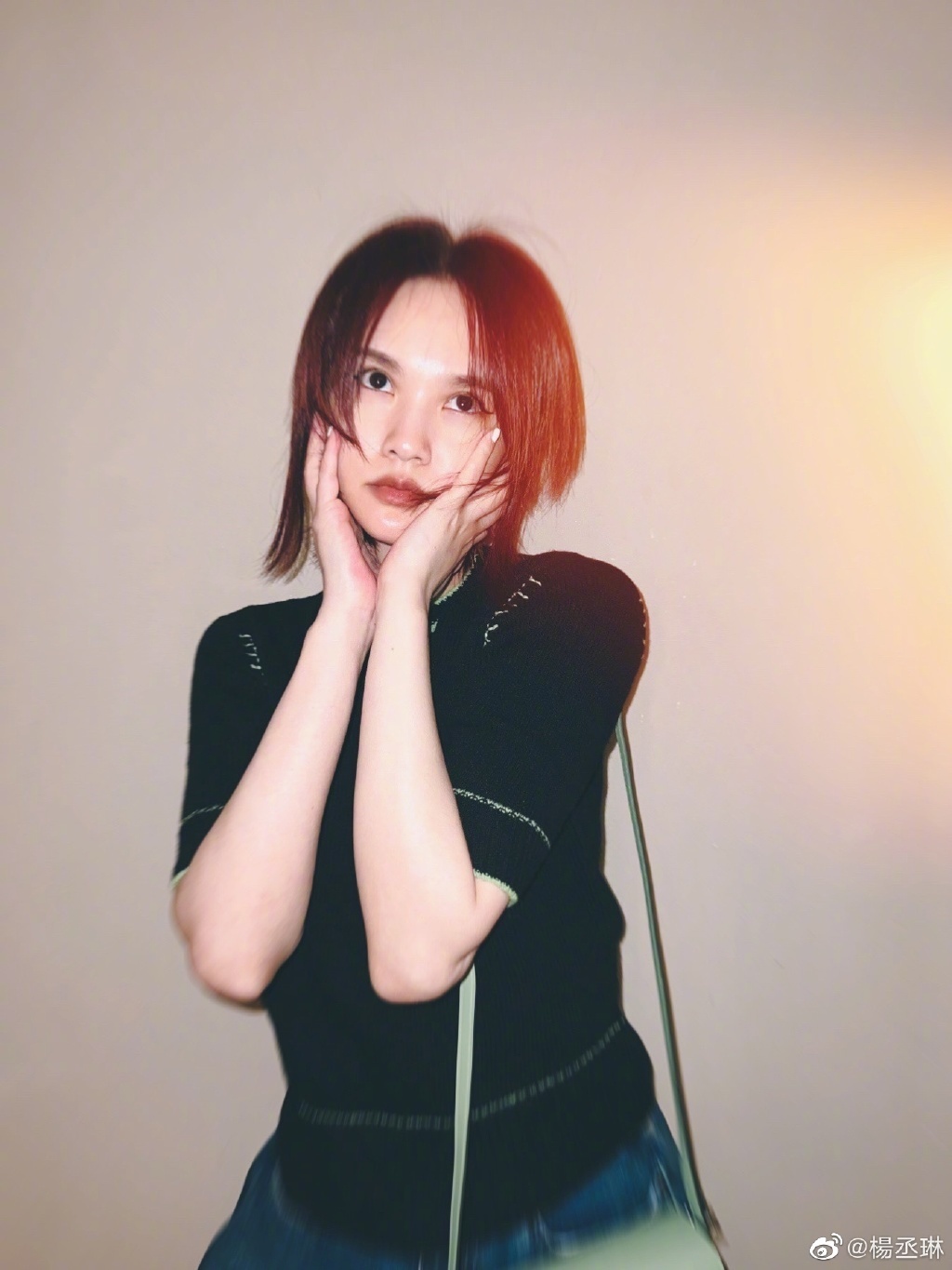 杨丞琳最新美照曝光对镜歪头灿笑少女感满分