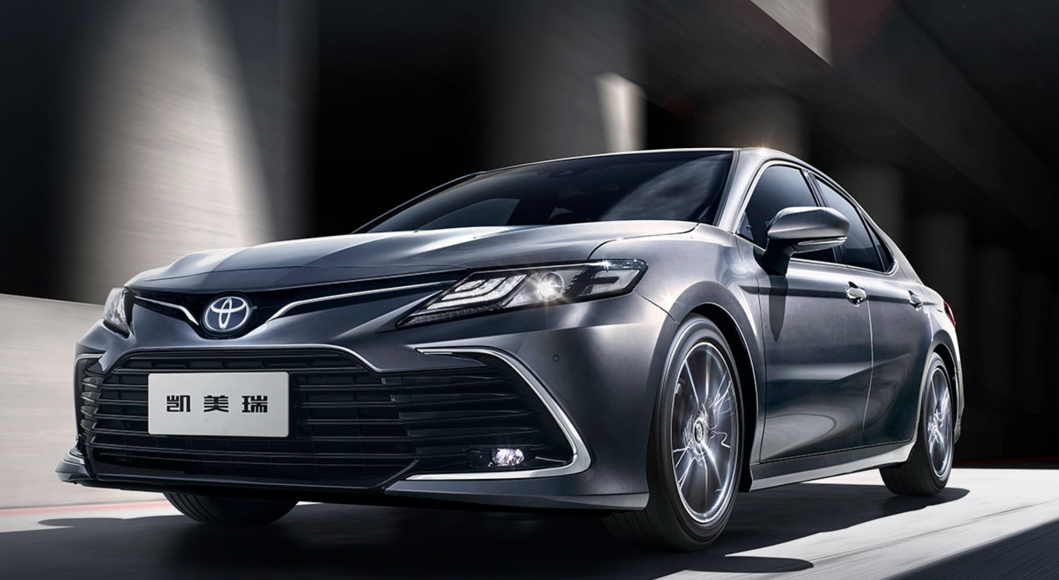 但是凯美瑞的舒适度依然保留,比如它的空间依然很大,2825mm的轴距保证