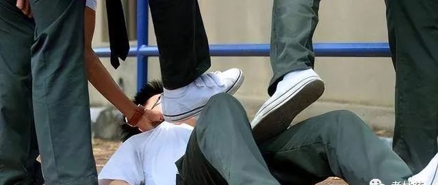 佛山：女儿在学校被欺负，父亲发怒将男生按在地上教训，网友热议休闲区蓝鸢梦想 - Www.slyday.coM