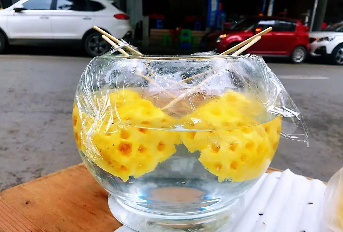 吃菠萝用冷盐水泡就错了老果农这才是正确吃法别再吃错了