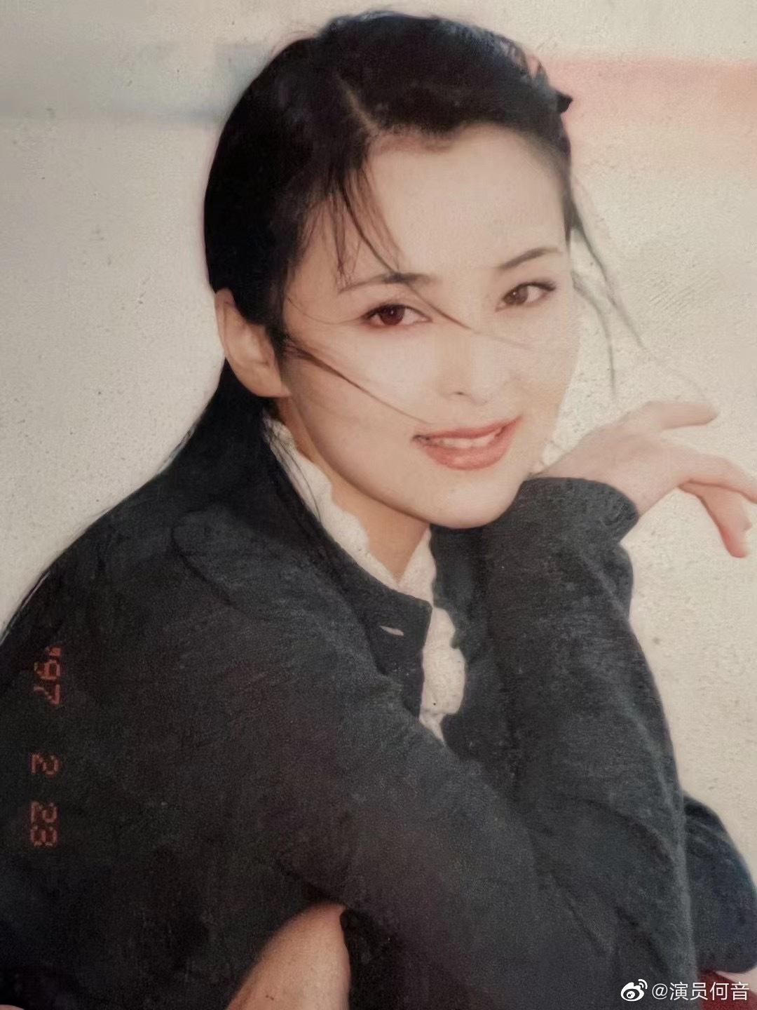 何音晒昔日旧照感慨万千与黄志忠离婚后重组家庭帅儿低调入行