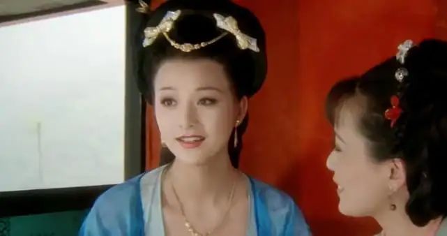 陈丽峰饰演的崔莺莺,珠圆玉润,面若银盆,一双水灵灵的大眼睛,透着大家