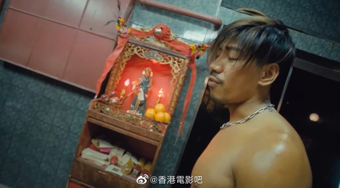 网上一直传言张耀扬拍摄《古惑仔》的时候摔碎关公像……|古惑仔