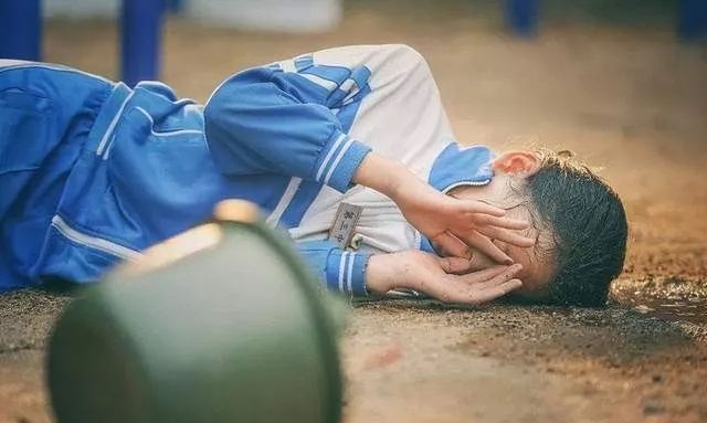 佛山：女儿在学校被欺负，父亲发怒将男生按在地上教训，网友热议休闲区蓝鸢梦想 - Www.slyday.coM