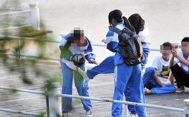 佛山：女儿在学校被欺负，父亲发怒将男生按在地上教训，网友热议休闲区蓝鸢梦想 - Www.slyday.coM