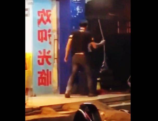 主人抡拖把在街边暴打小奶狗，得知原因后，网友表示：打得好！休闲区蓝鸢梦想 - Www.slyday.coM