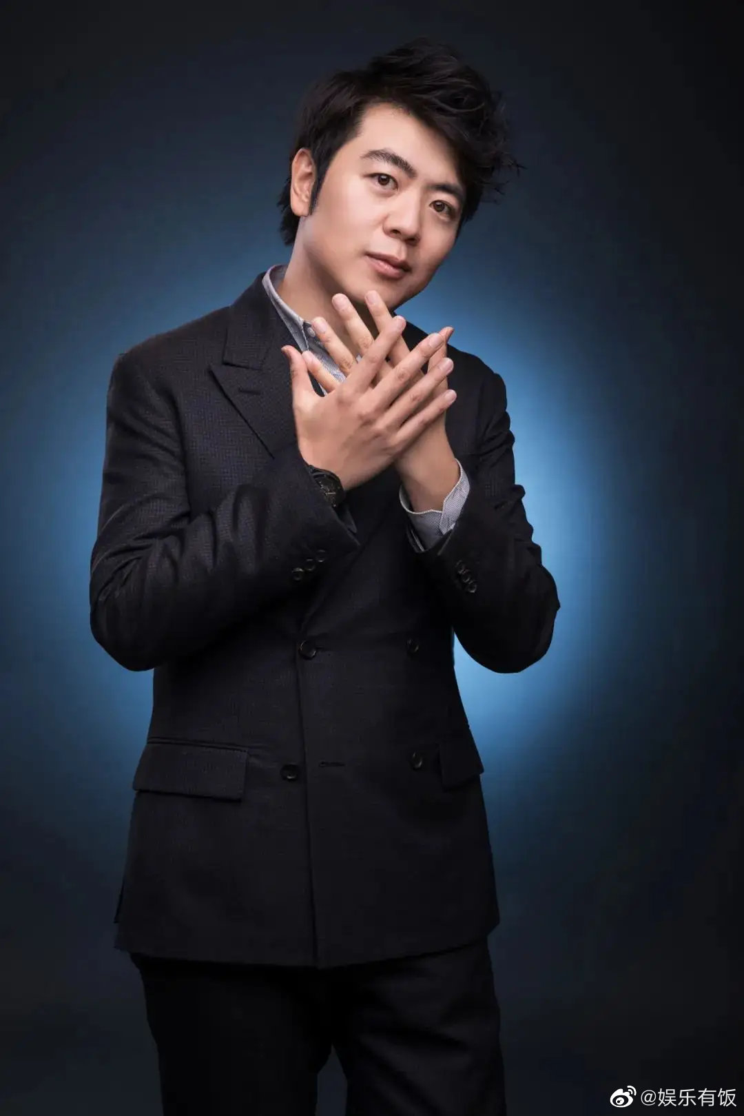 据报道中国钢琴家郎朗宣布将向英国学校捐赠数百架钢琴