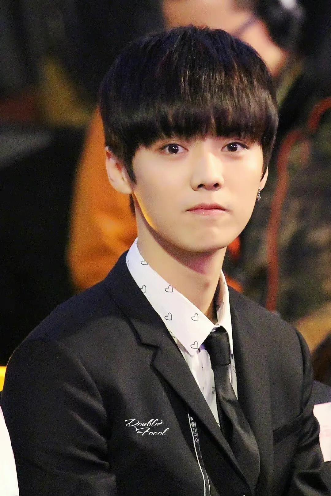 男明星顺毛造型依旧颜值逆天?王一博任嘉伦奶呼呼,龚俊像小王子