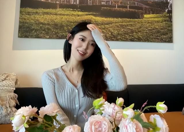 张镇麟女友晒旅游照细腰长腿颜值逆天未来婆婆王芳会同意吗