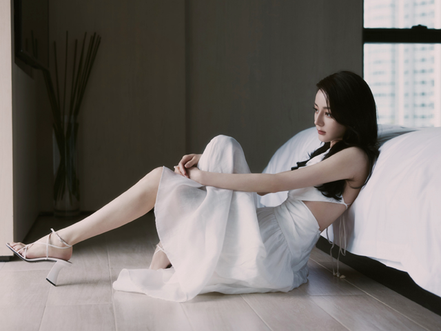 迪丽热巴出席活动绑带长裙大秀美背眼神迷离皮肤白到发光