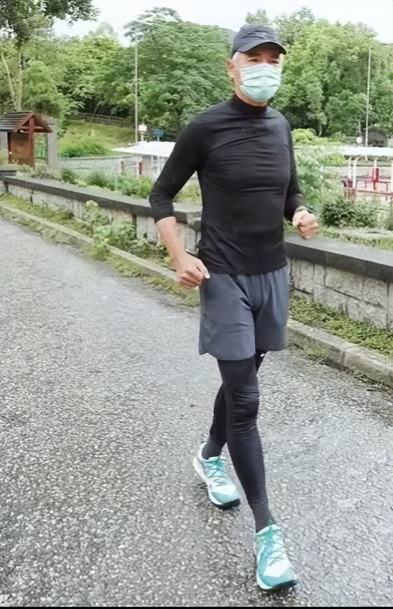66岁周润发身材太好双腿纤细无赘肉手背青筋却暴露了他的年龄