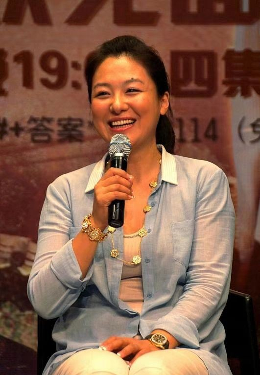 沈傲君目测150斤穿薄褂坐姿乖巧肚子游泳圈抢镜气质却很好