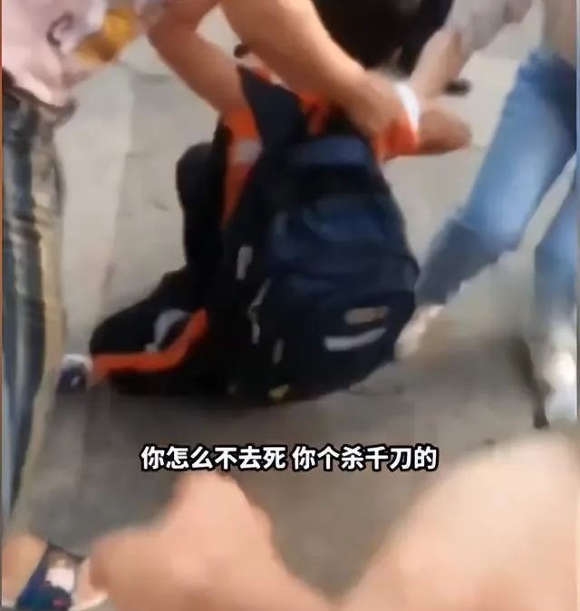 佛山：女儿在学校被欺负，父亲发怒将男生按在地上教训，网友热议休闲区蓝鸢梦想 - Www.slyday.coM
